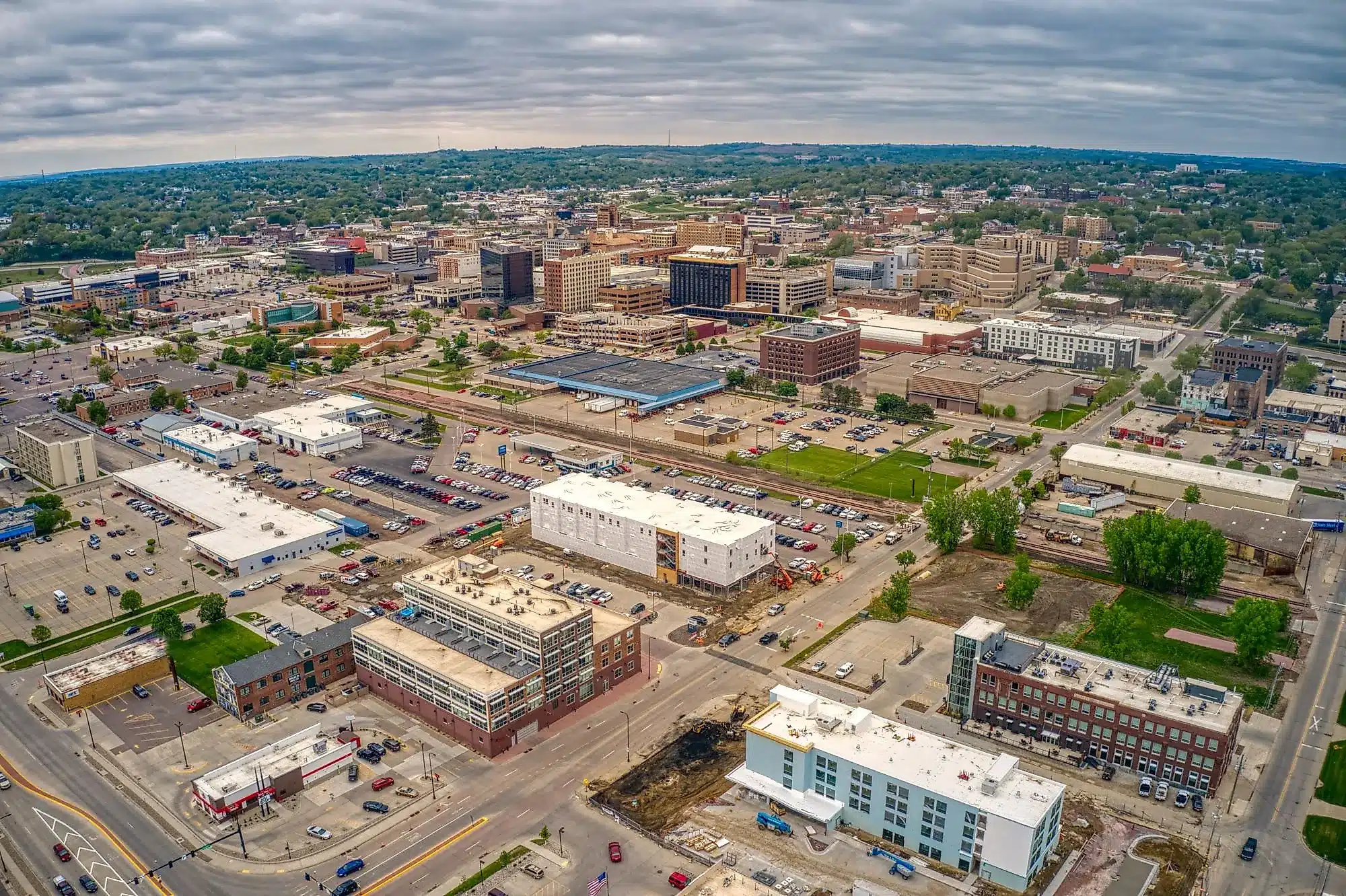 Aerial view of Sioux City showing buildings, roads & surrounding area.